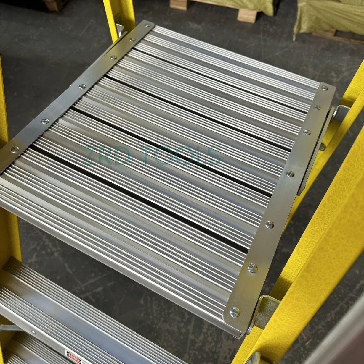 Top Quality Fibreglass Ladder on Sell at Lowest Price