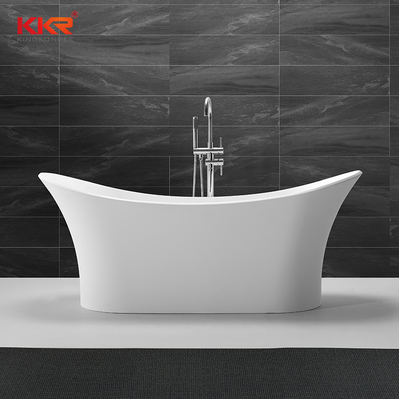 Отдельностоящая ванна из искусственного камня с душем