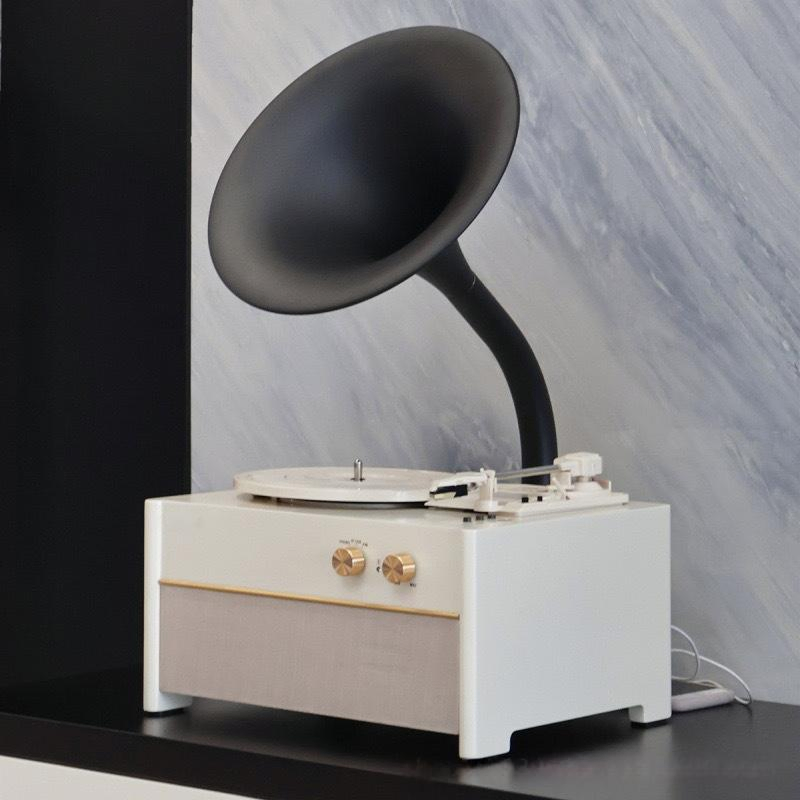 Портативный граммофон-проигрыватель виниловых пластинок