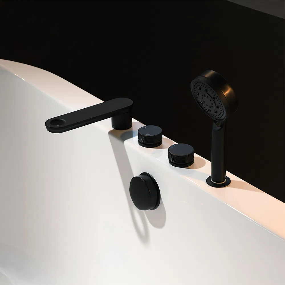 Белая акриловая отдельностоящая ванна с гидромассажем