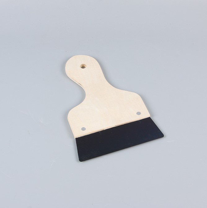 Шпатель с деревянной ручкой для шпаклевки и выравнивания стен