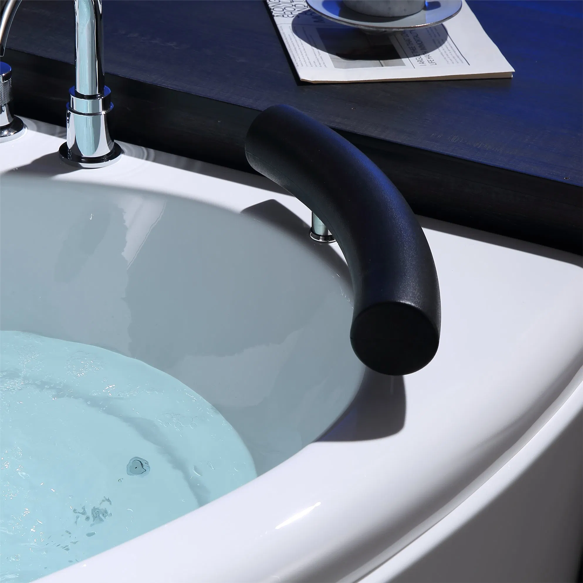 Угловая акриловая ванна с гидромассажем DEWO