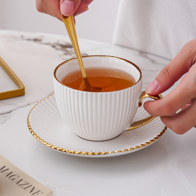 Фарфоровый чайный сервиз Golden Trim с блюдцем