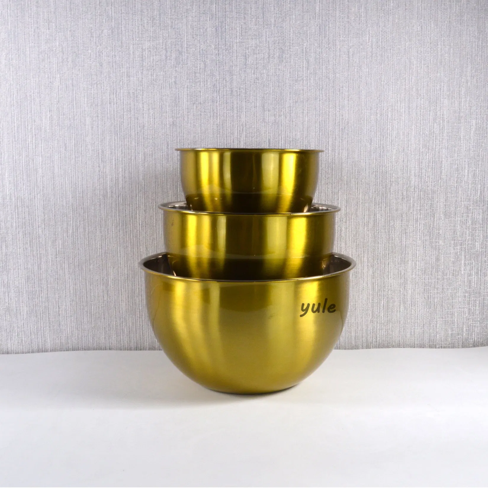 Light Gold Silicone Bottom Stainless Steel Mixing Bowl with Lid