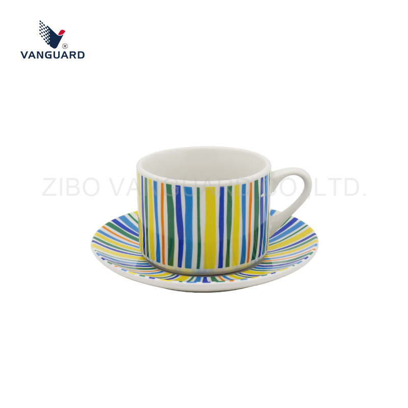 Набор керамических чашек с блюдцами и печатью