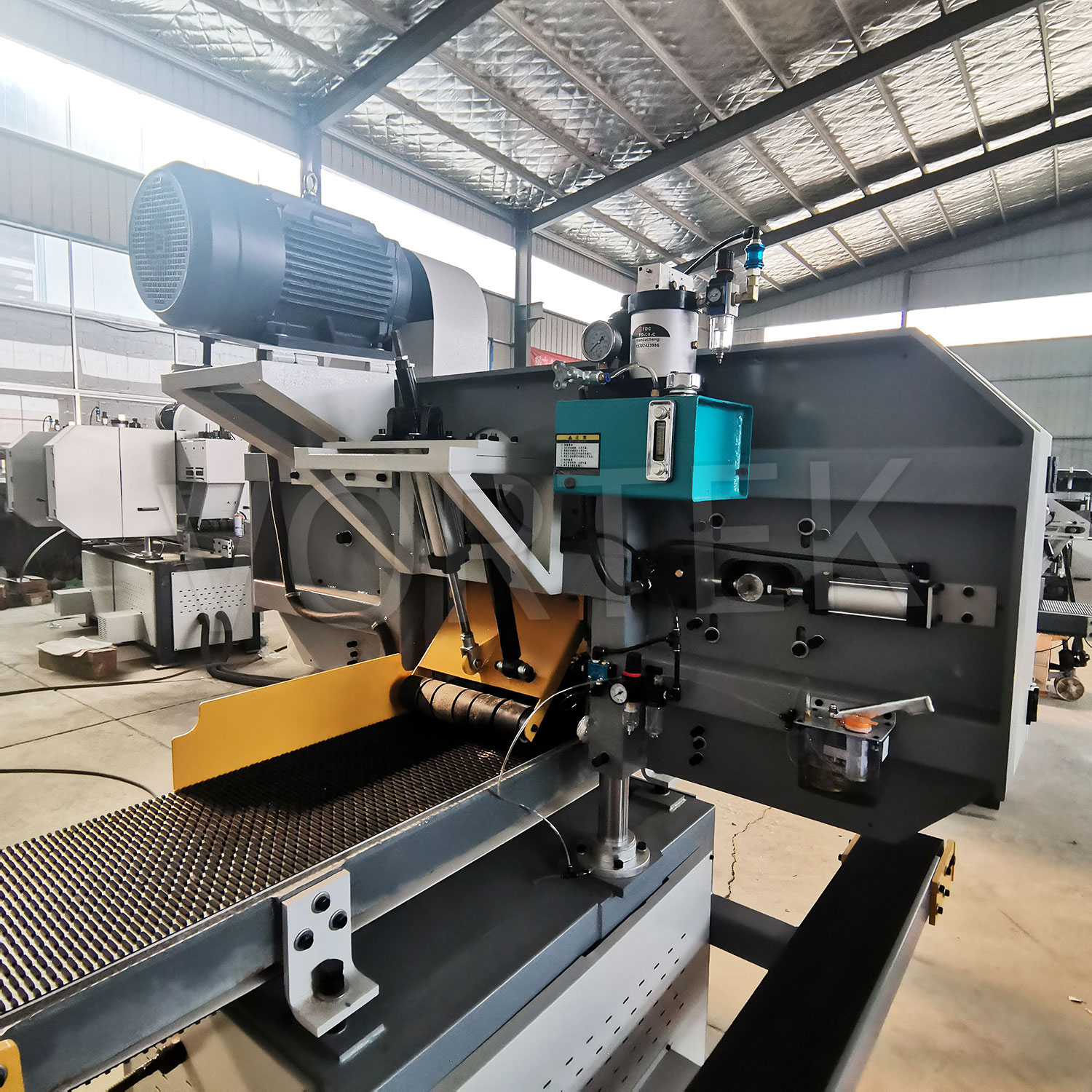 Ленточнопильный станок по дереву промышленный горизонтальный MJ300