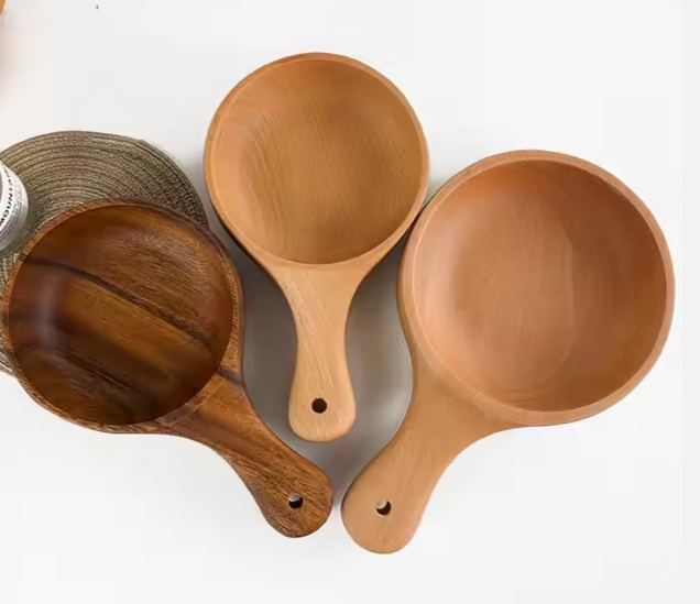 Деревянная салатница с ручкой из бамбука