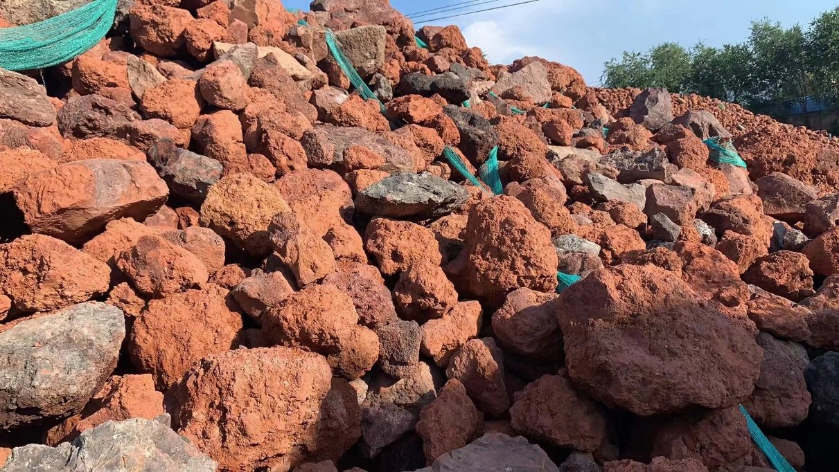 Natural Red Volcanic Basalt Lava Stone Slate Cheap Loose Stone for Pavement Roads Wall Cladding Floor Patios