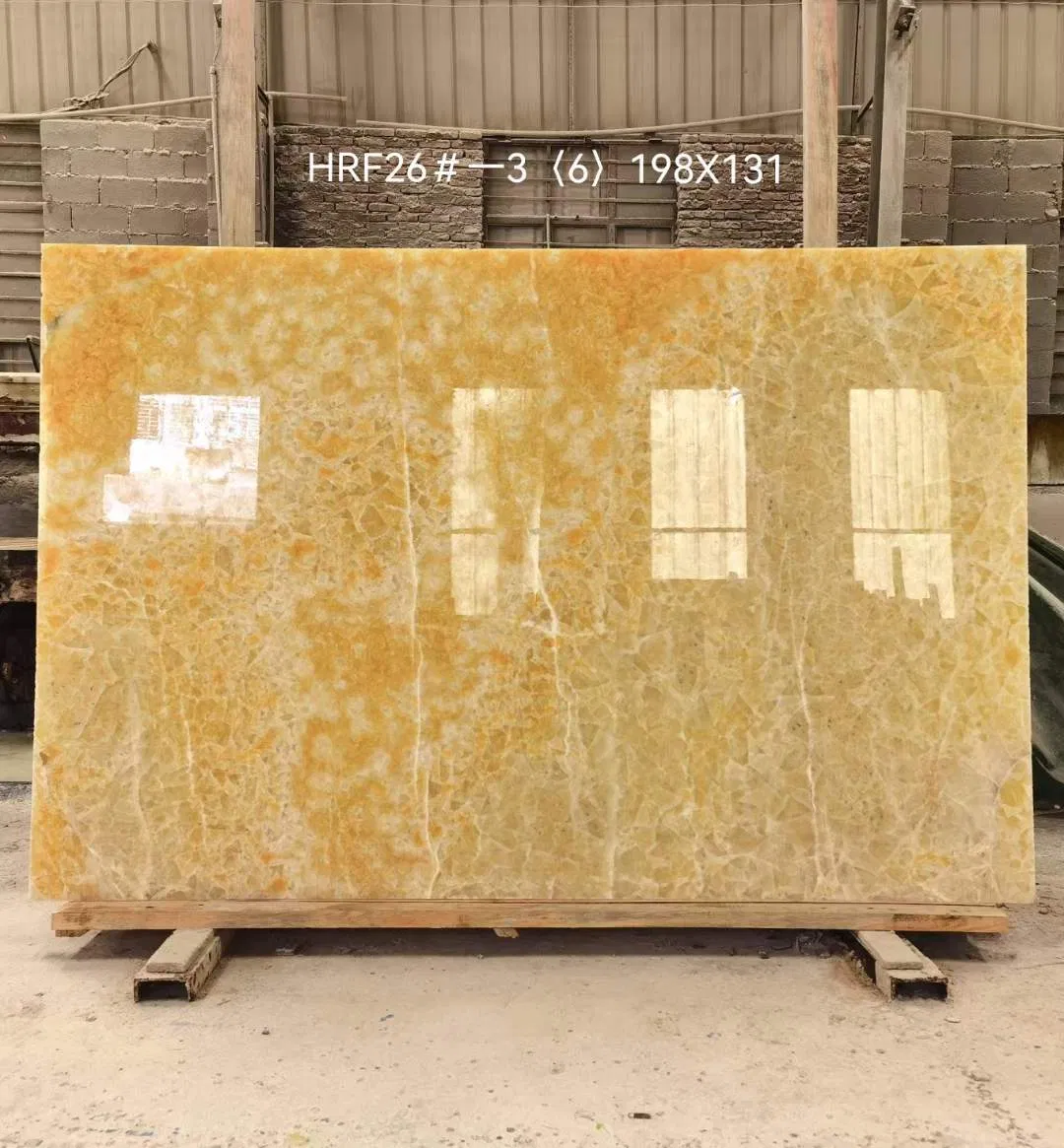 Мраморная ванна для гидромассажа с узором из желтого оникса