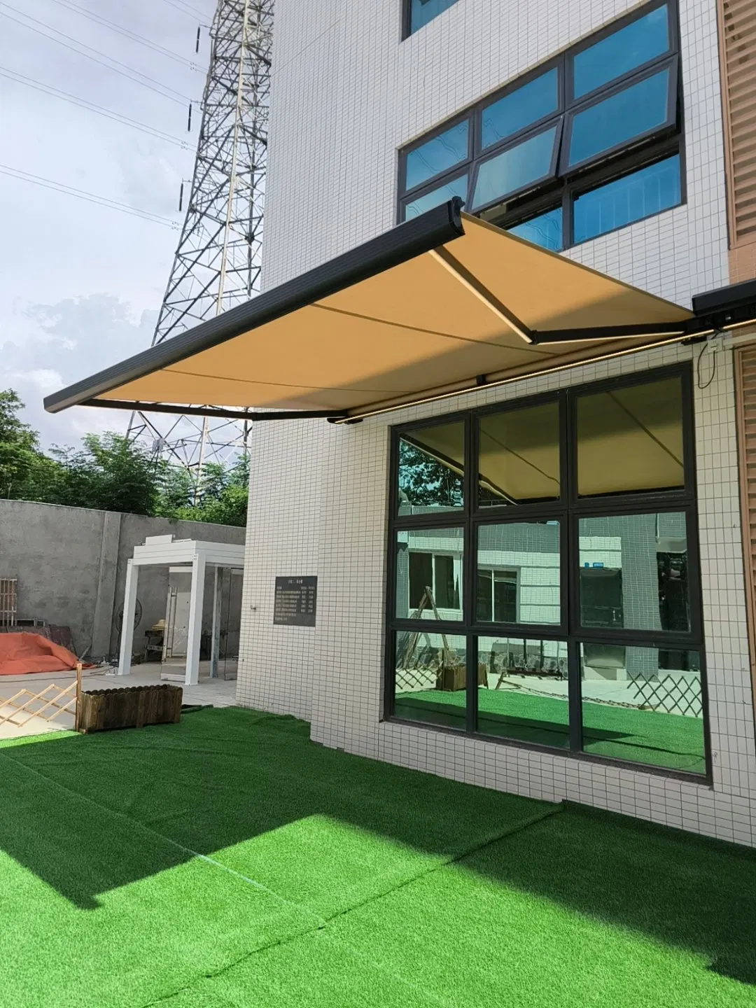Custom Size Motorized Retractable Sunshade Outdoor Aluminum Alloy Frame Coffee Shop Garden Patio Awnings