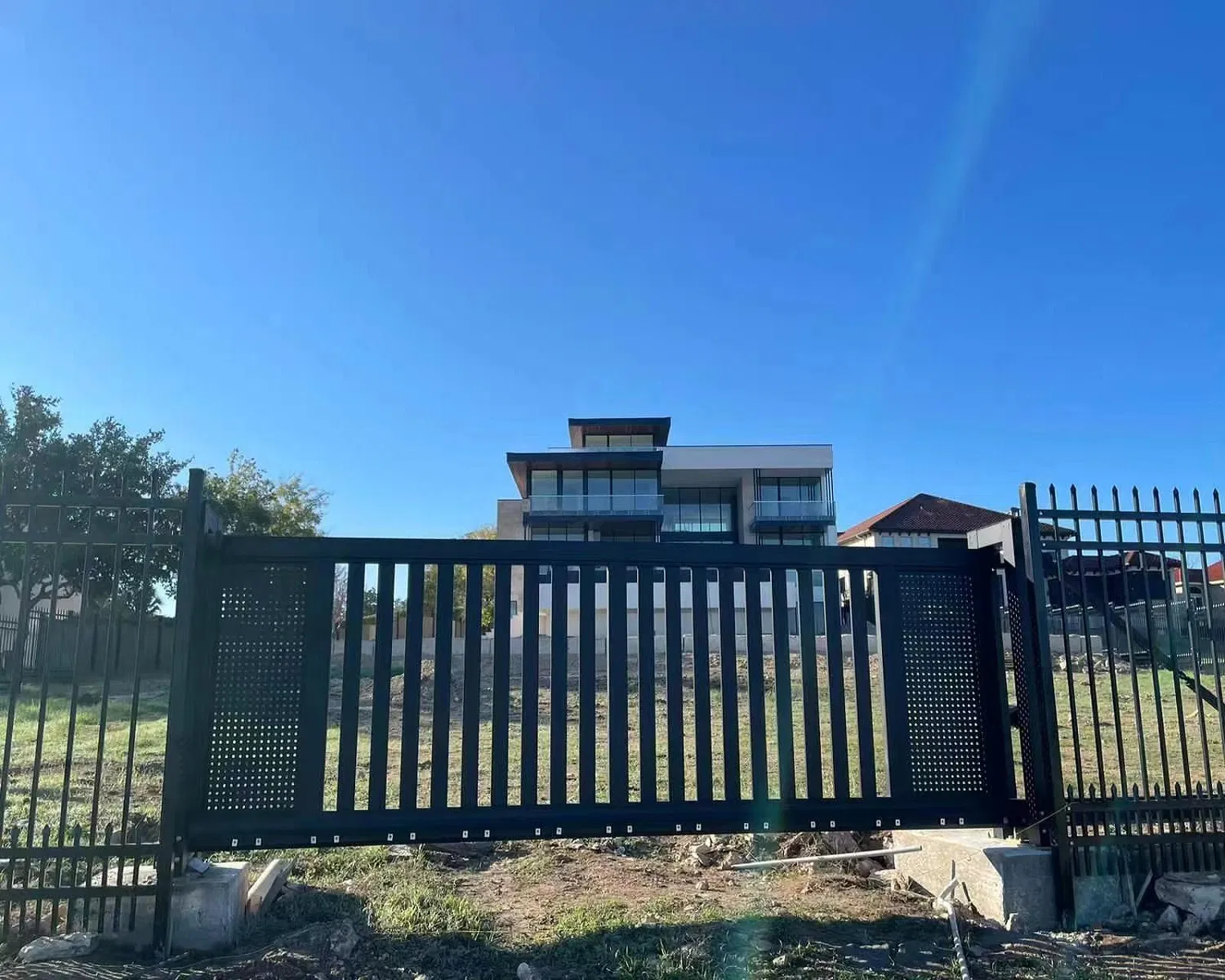 Hot Sale Customized Decorative Courtyard Entrance Aluminum Fence Gate Driveway Sliding Gate