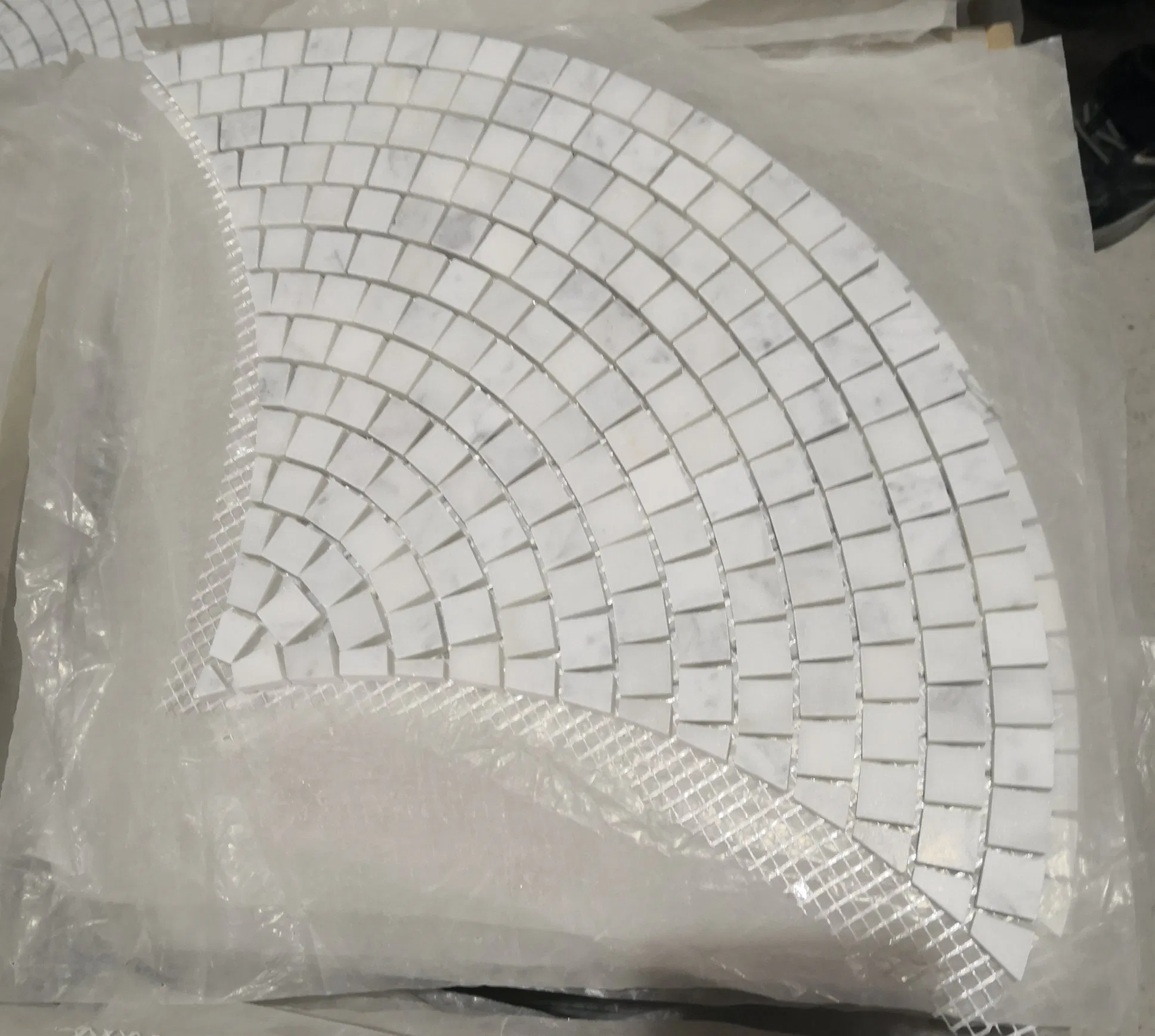 Мозаика из мрамора 'Рыбья чешуя' для кухни и ванной