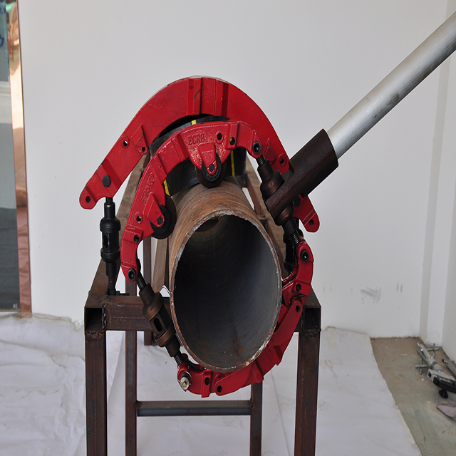 Ручной труборез для стальных труб большого диаметра