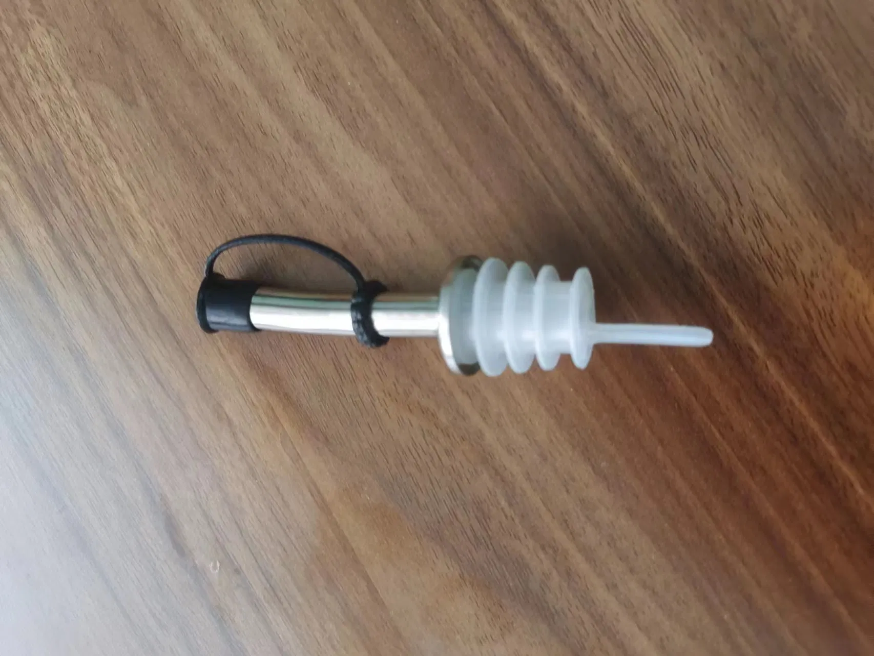 Simple Stainless Steel Bottle Stopper for Bar and Kitchen Use