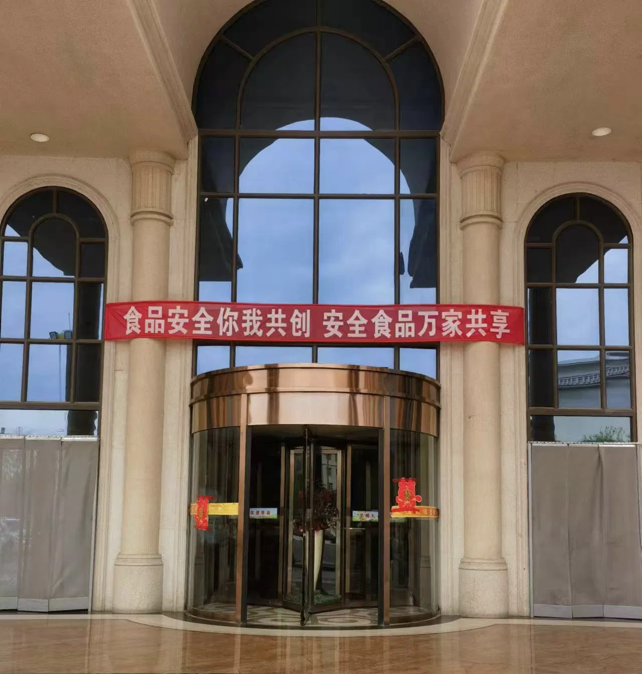 Customized Color Modern Design Doors Kit 2 3 4 Wing Automatic Revolving Rotating Door Manufacturer