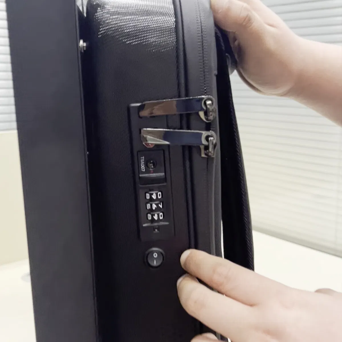 Creative Products Outdoor Portable Human Mobile Advertising Player LCD/LED Digital Display Backpack Billboard for Exhibitions, Promotions, and Street Events.