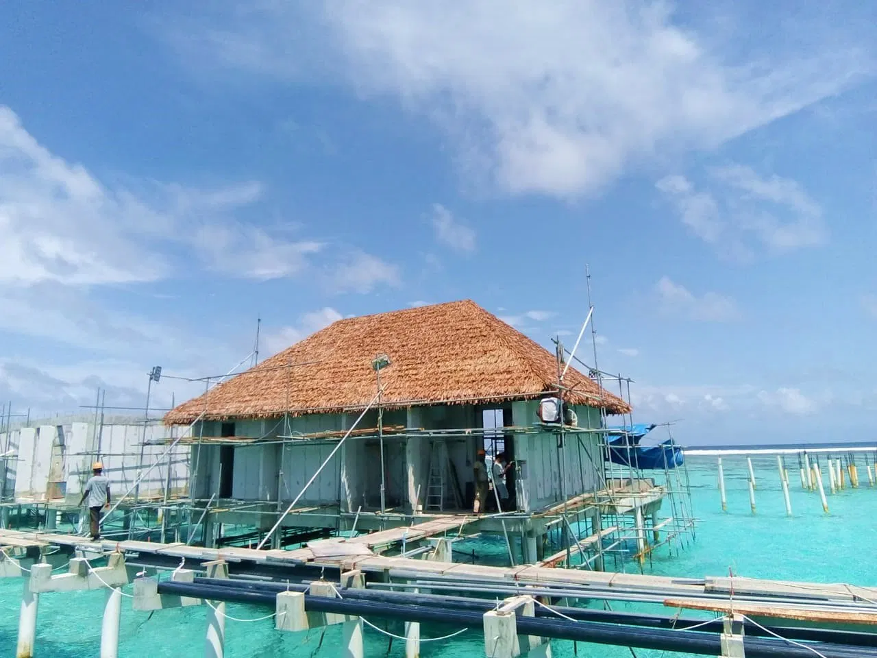 Hot Sale Cheap Anti-UV Synthetic Palm Leaves Umbrella Thatch Roof Wall Tile