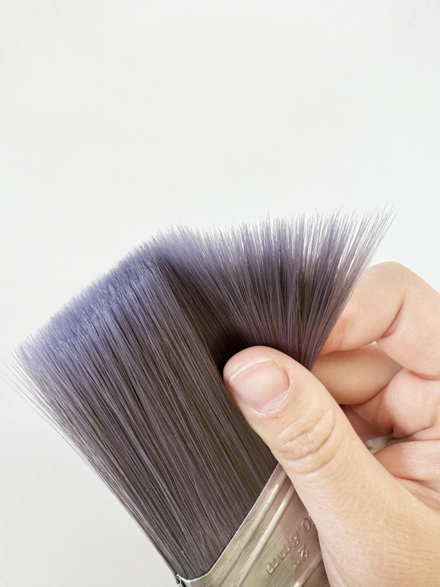 Малярная кисть с фиолетовой щетиной и длинной ручкой