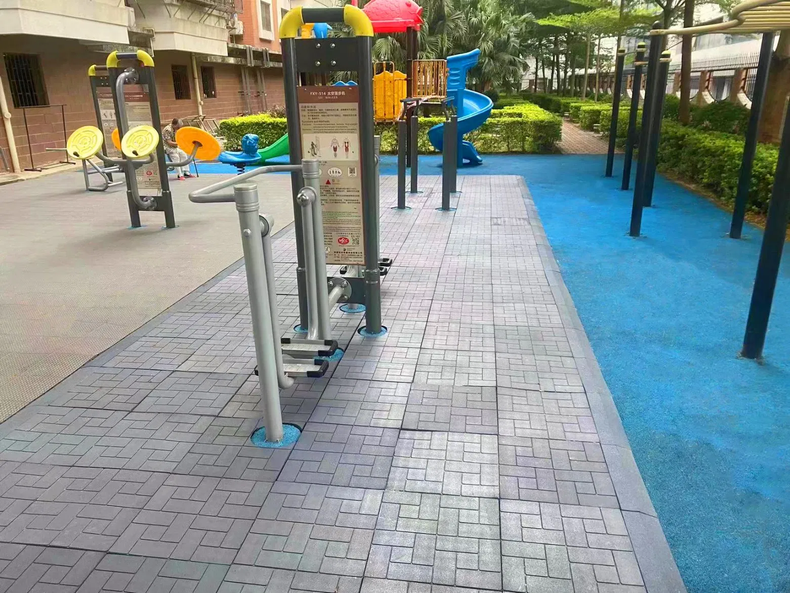 Protective Resilient Rubber Tiles for Outdoor Playground Garden Park Pathway Flooring