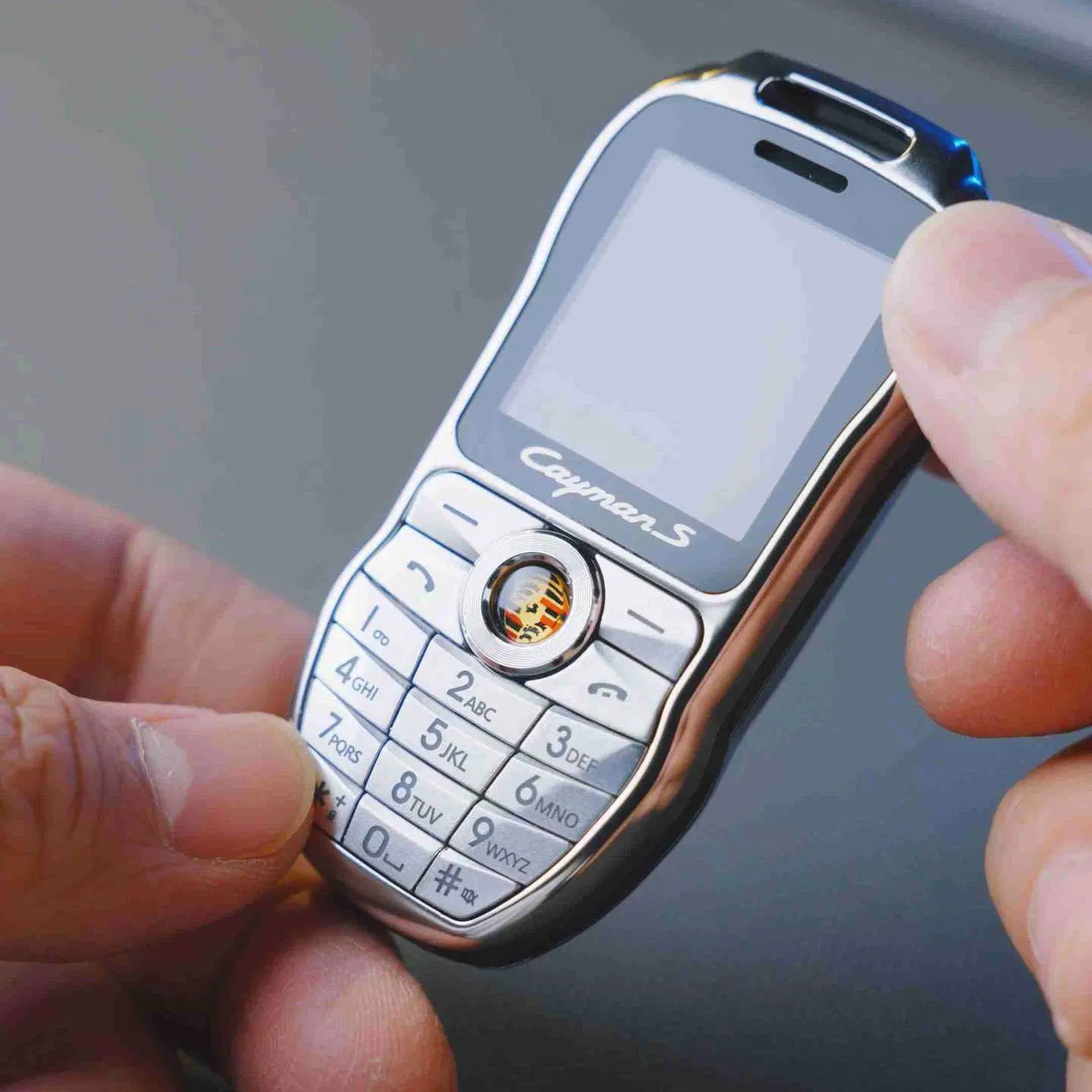 Мини-телефон в форме машинки, 1.44 дюйма, 2 SIM