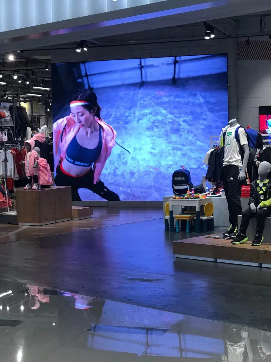 Digital Advertising Screens P2.5 P3 Indoor High Brightness Shop Window LED Display