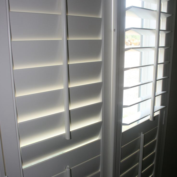 Home Window Jalouise Louvered Shutters Wood Plantation Shutter