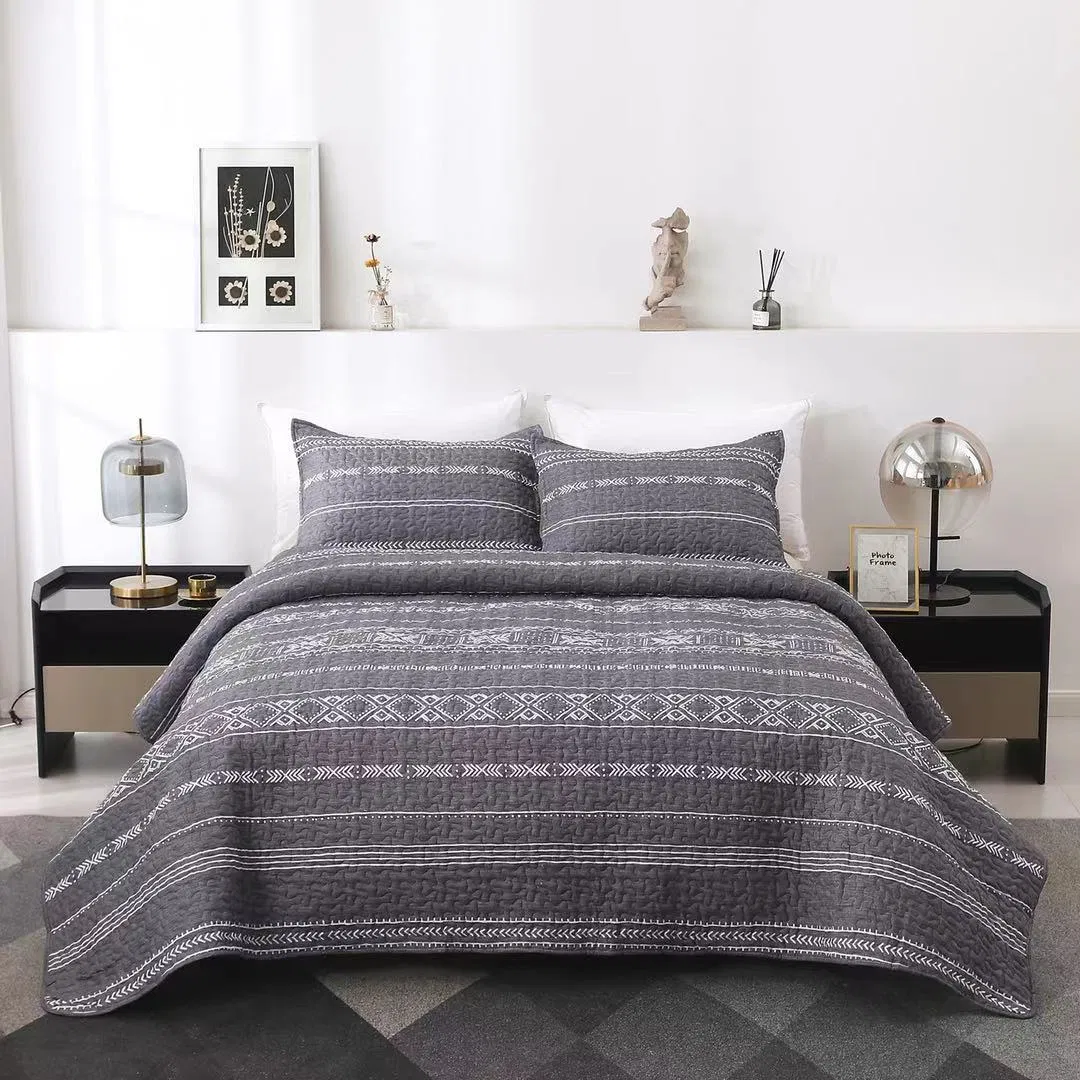 Luxurious Nantong Quilted Bedspread with Elegant Quilting Design