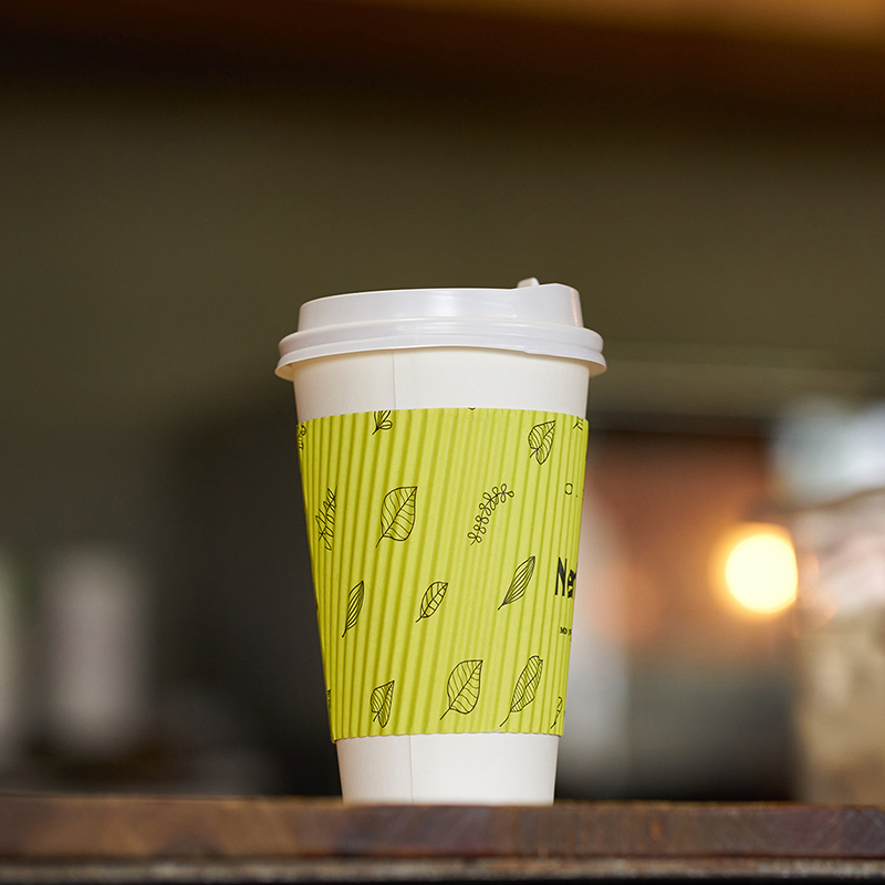 Бумажный стакан с рифлеными стенками и крышкой