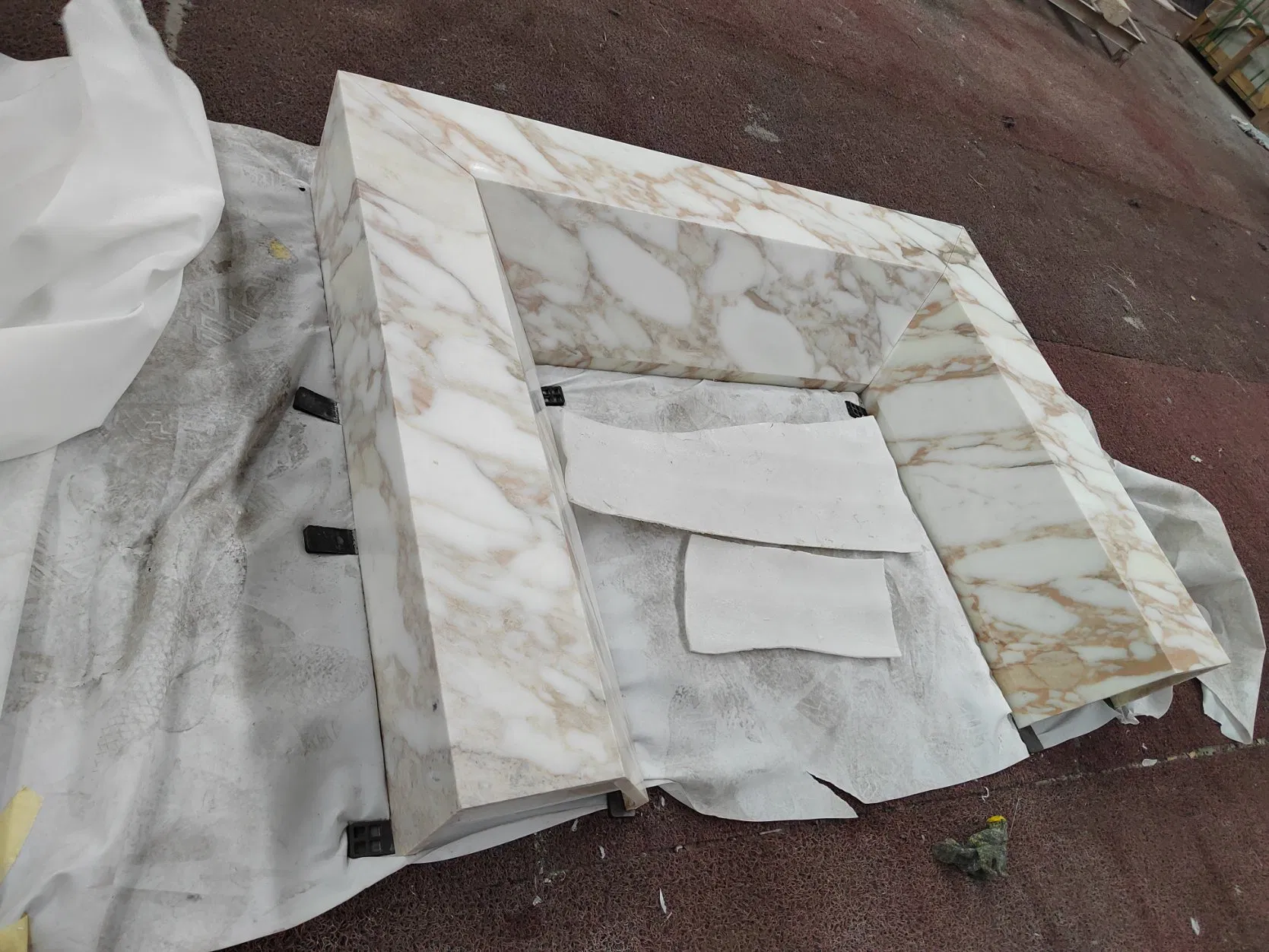 Factory Price Natural Stone Marble Sculptured Fireplace Mantel Surround for Home Interior Decoration