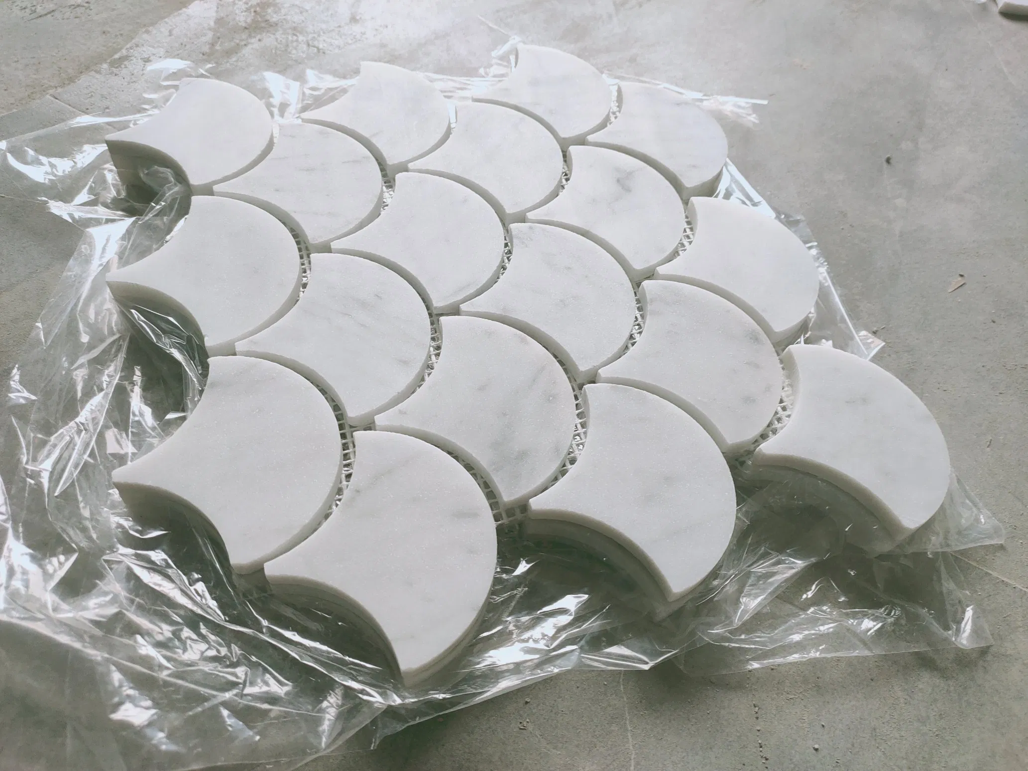 Мозаика из мрамора 'Рыбья чешуя' для кухни и ванной