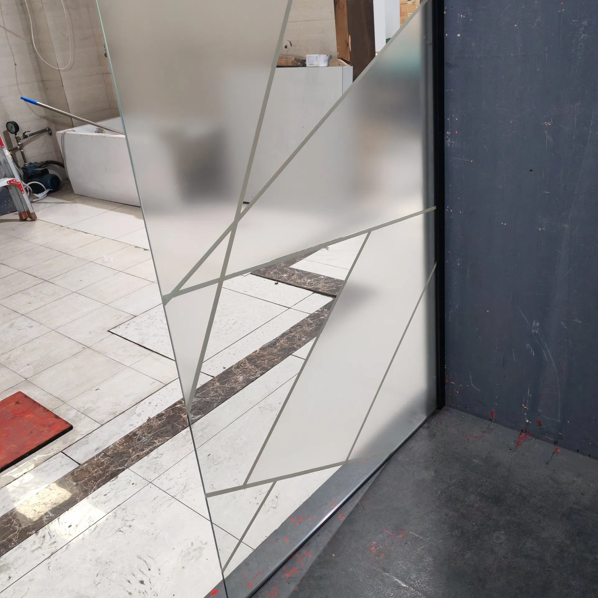 Stylish Bathroom Shower Room Featuring Custom-Made Laminated Tempered Glass