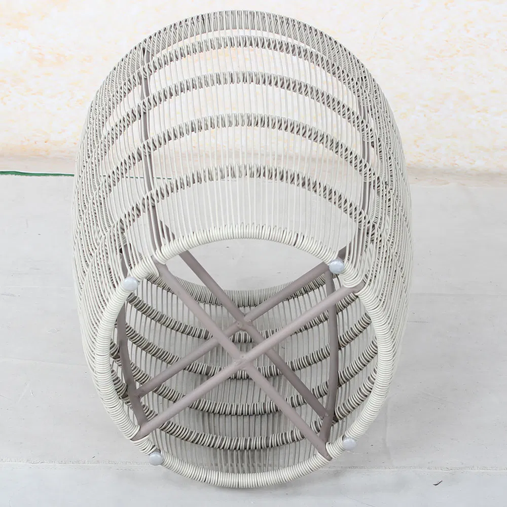 Белая плетёная мусорная корзина на колёсах