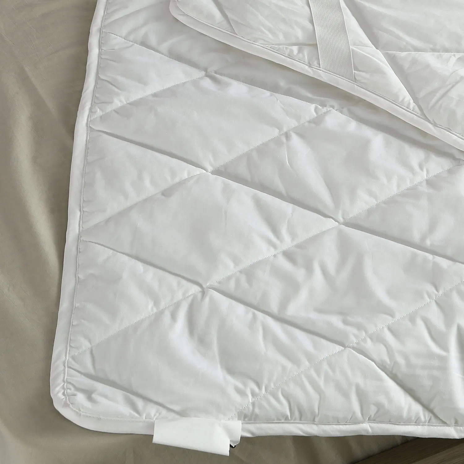 White Thin Mattress Protector with Pes Fiber Filling with Elastic Band