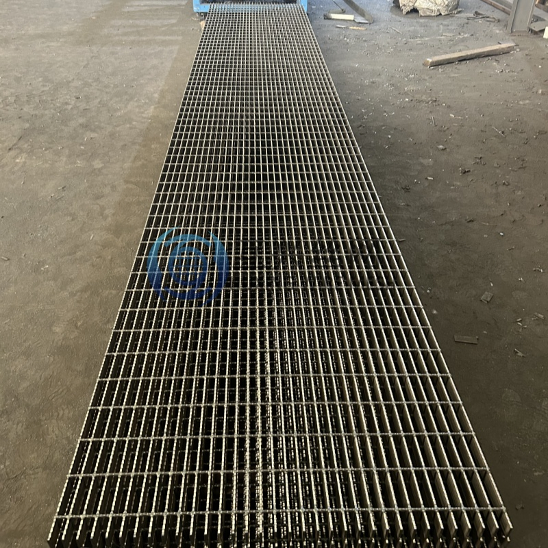 Heavy Duty Close Mesh Press Weld Twisted Bar Tooth Shape Serrated Steel Grating Walkway Panel for Flooring/Platform/Stairs/Loading Ramps
