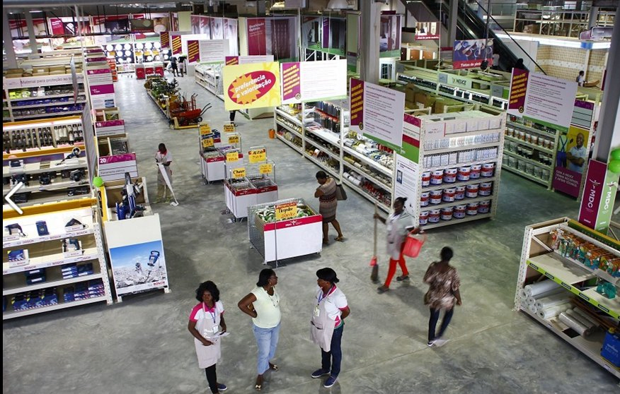 China Factory Durable Prefabricated/Prefab Steel Supermarket with Custom Design Options