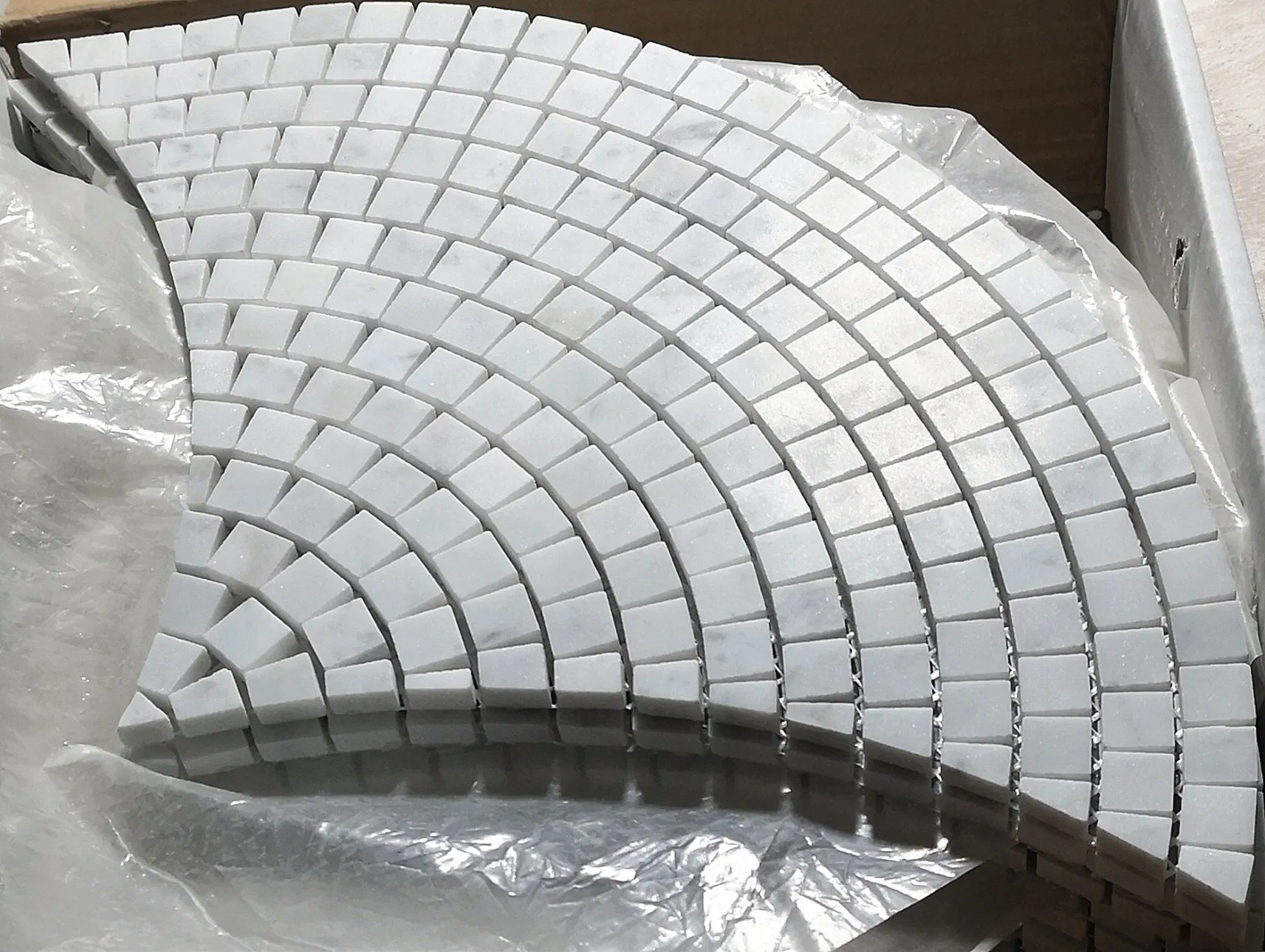 Мозаика из мрамора 'Рыбья чешуя' для кухни и ванной