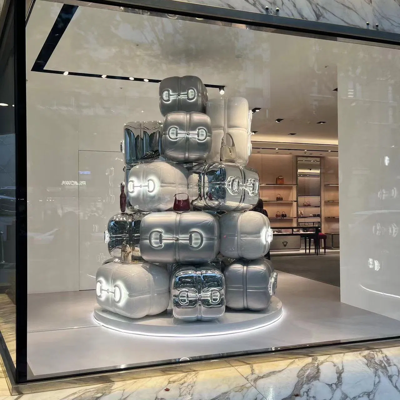 Custom Luxury Bag Window Decoration Christmas Tree Theme Window Display Props