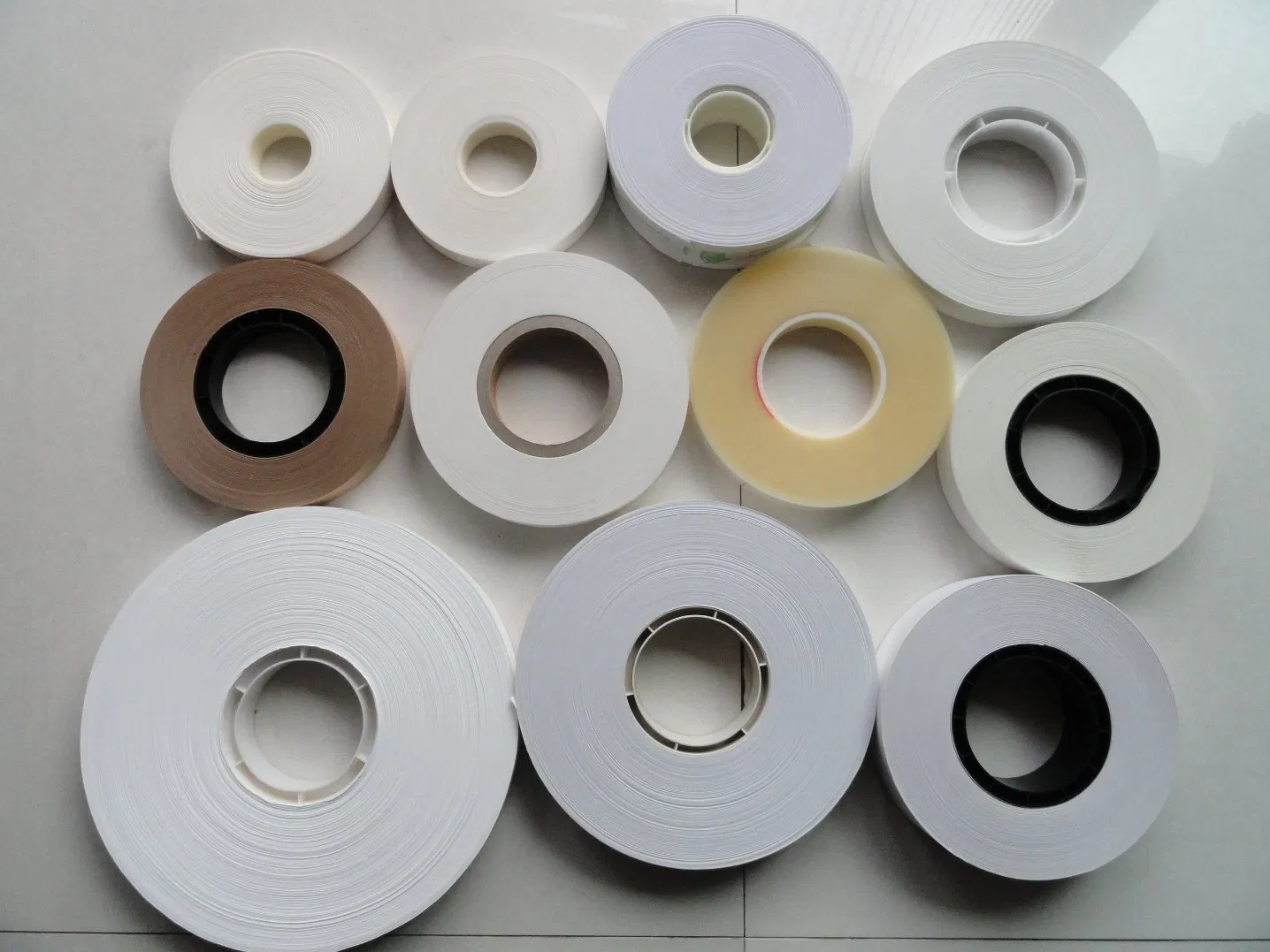 White Papertape and OPP Plastic Roll for Banding and Packing Use