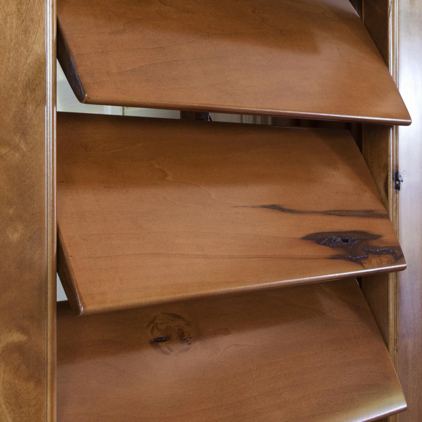 High Quality Natural Hard Wood Plantation Shutters