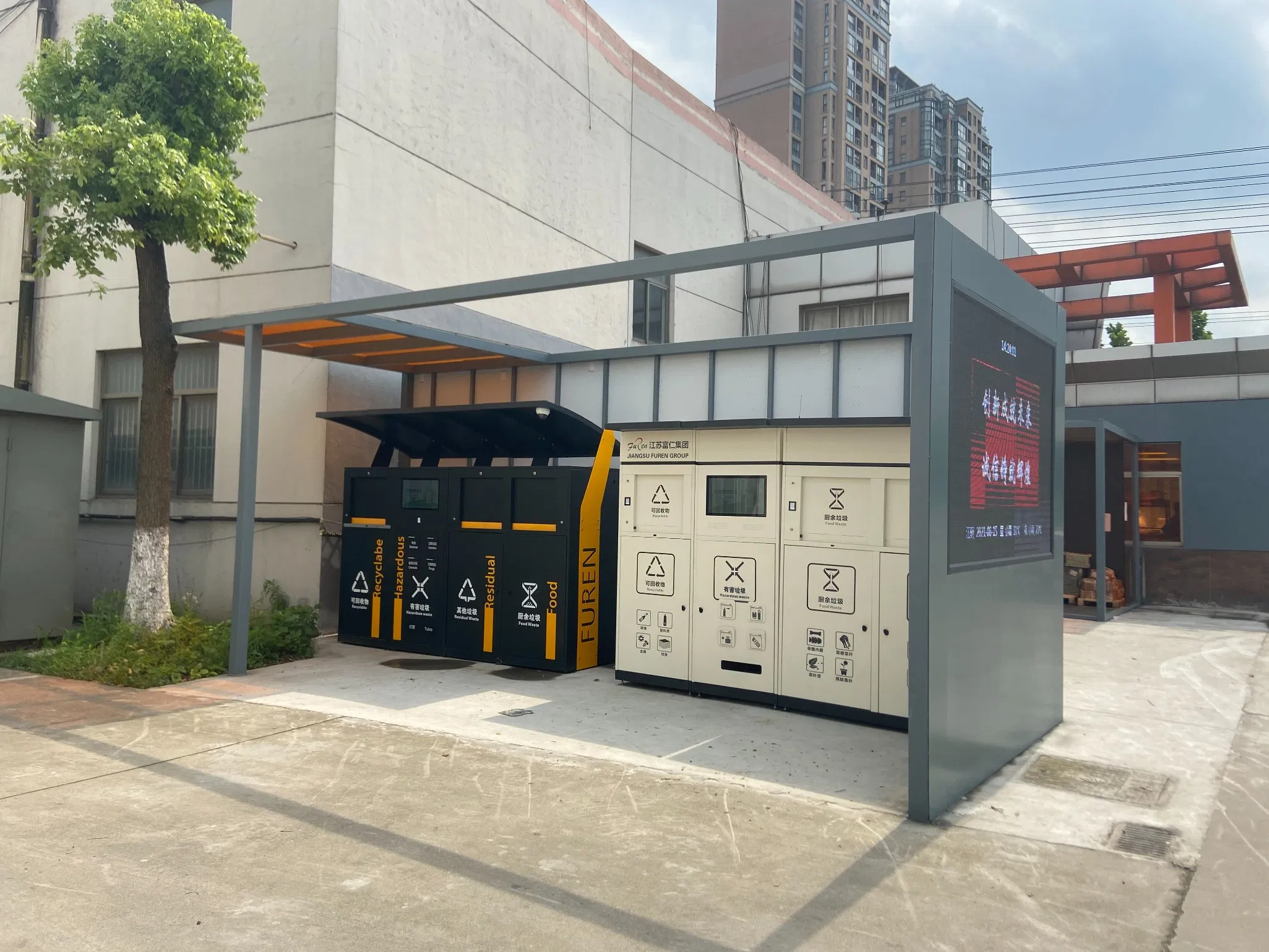 Умный уличный контейнер для сортировки отходов