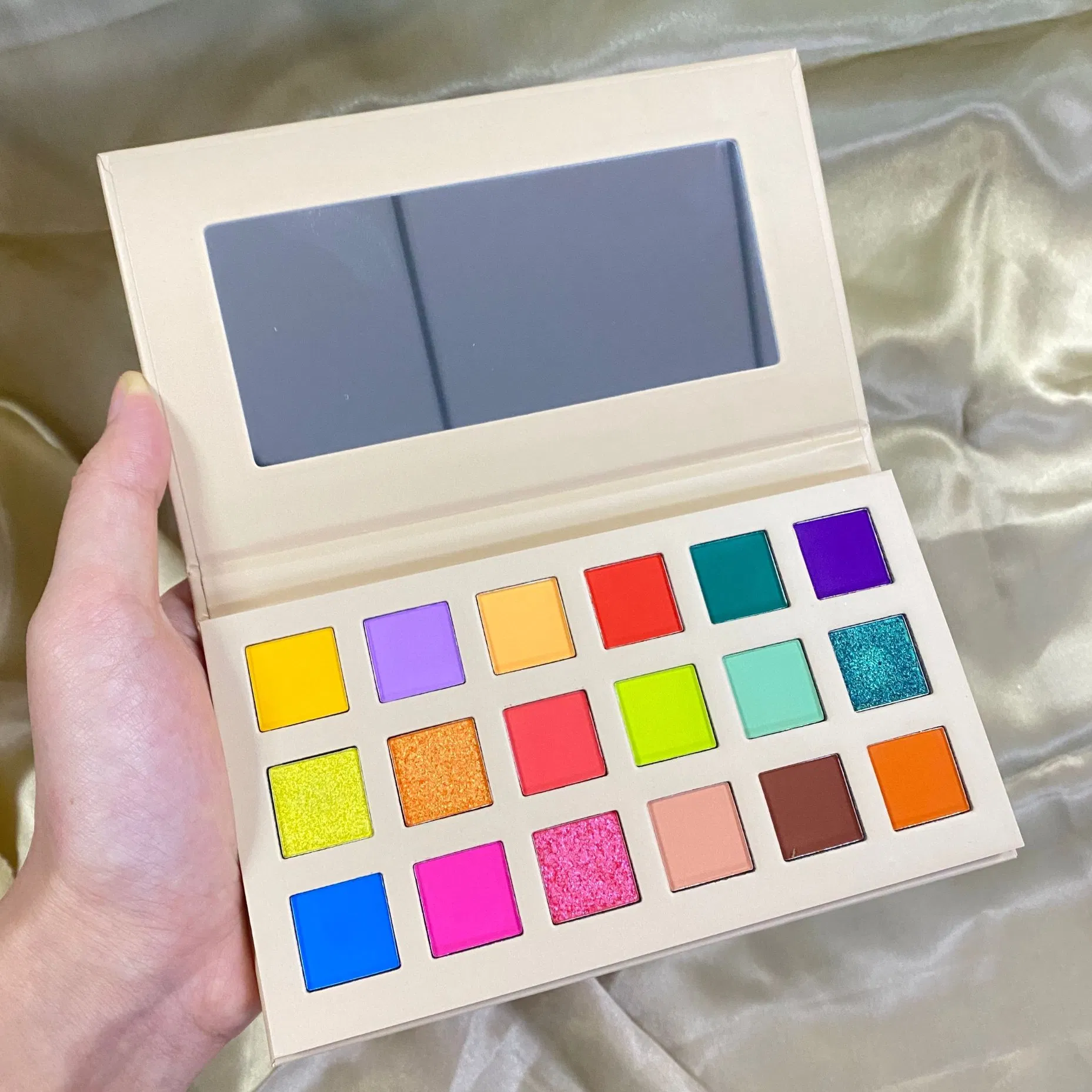 18 Colors Glitter Eye Shadow Compact Eye Catching Makeup Customized Exquisite High Quqlity Eyeshadow Palette