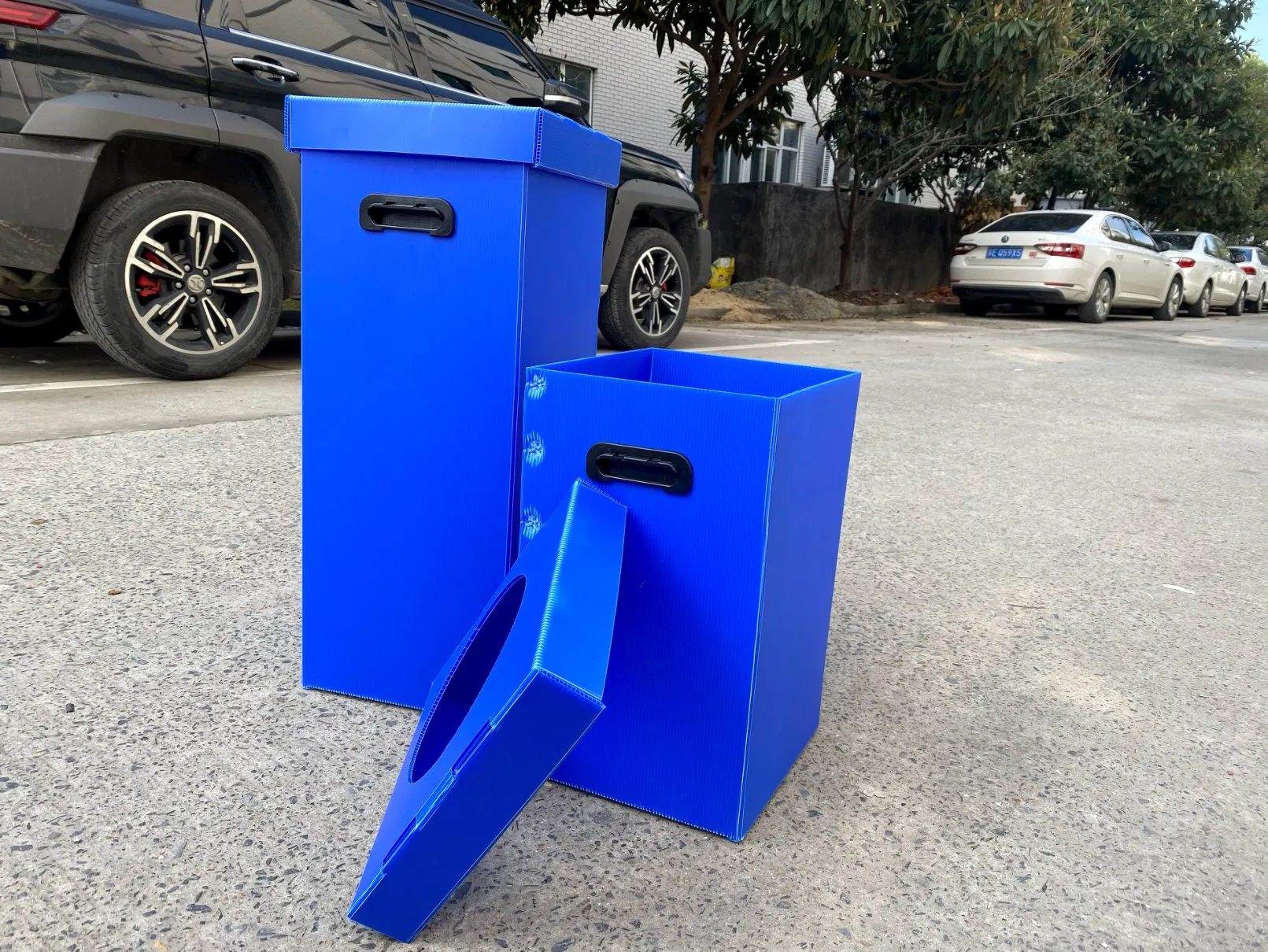 Прочный пластиковый контейнер для мусора с крышкой