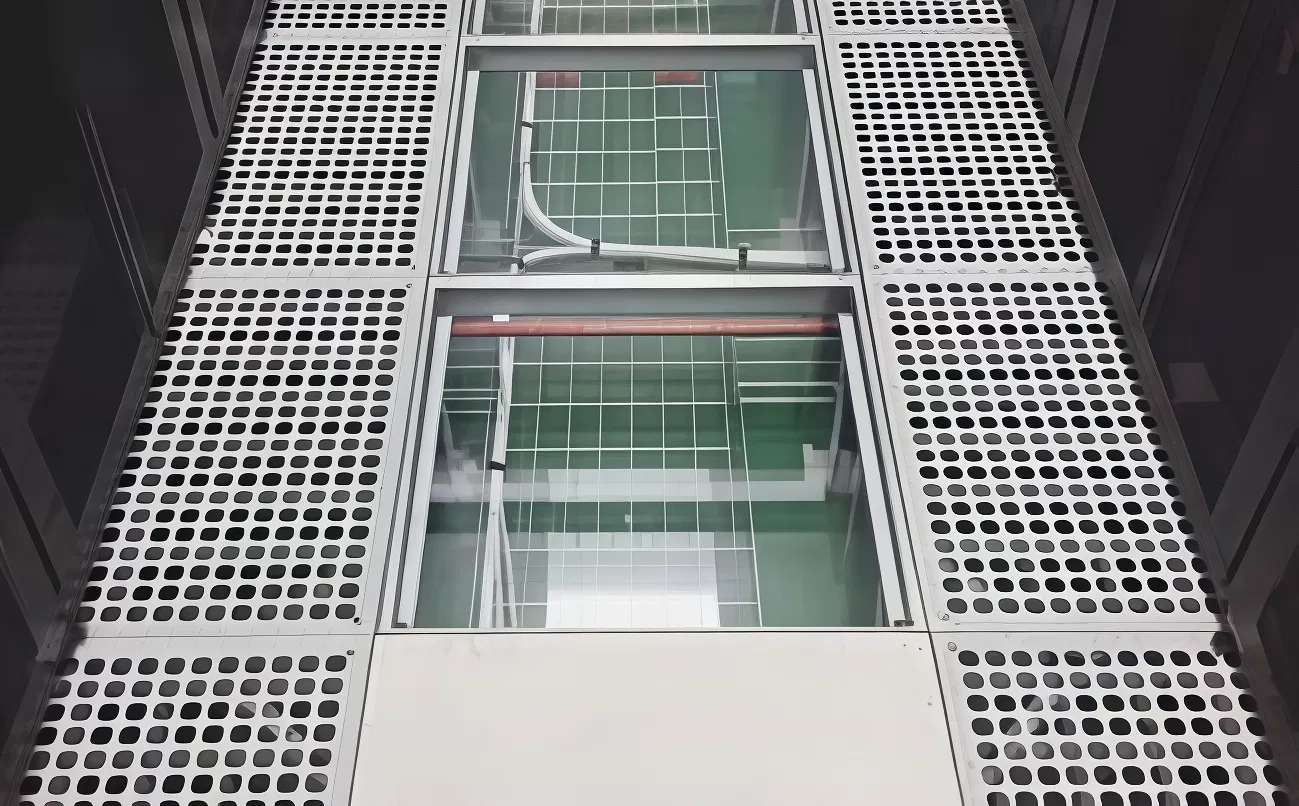 Static-Control Glass Raised Floors with 98% Transparency – Elevate Showroom and Commercial Space Design