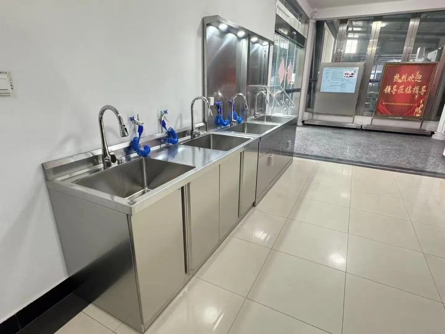 Stainless Steel Cleaning Sink Disinfection Scrub Sink with Water Gun