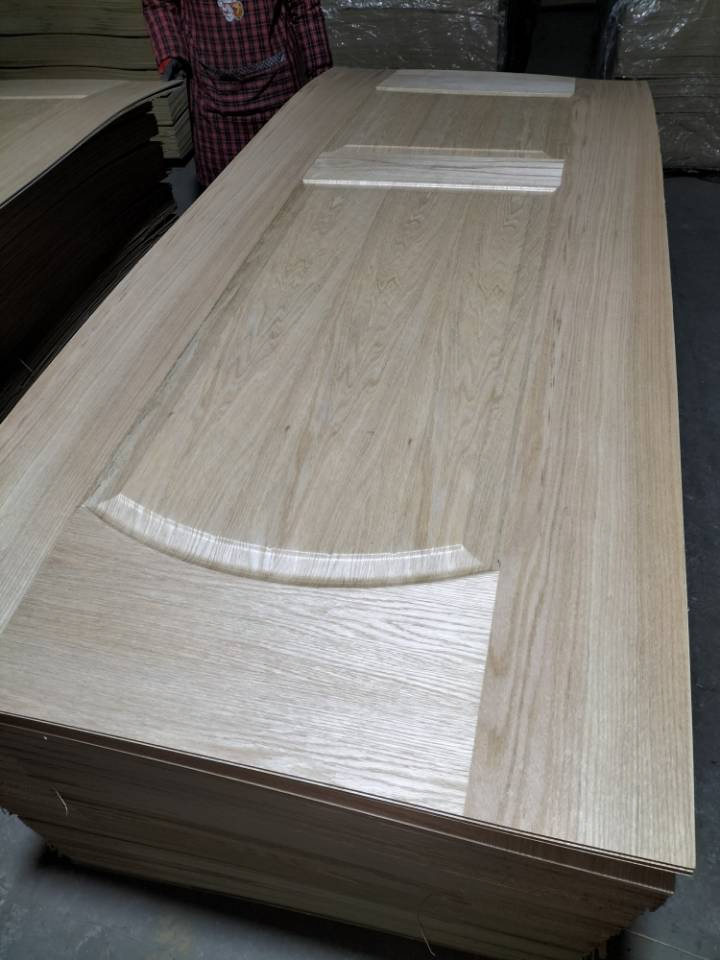 Chinese Suppliers Natural Wood Veneers Oak /Black Walnut Molded HDF Door Skin From Linyi