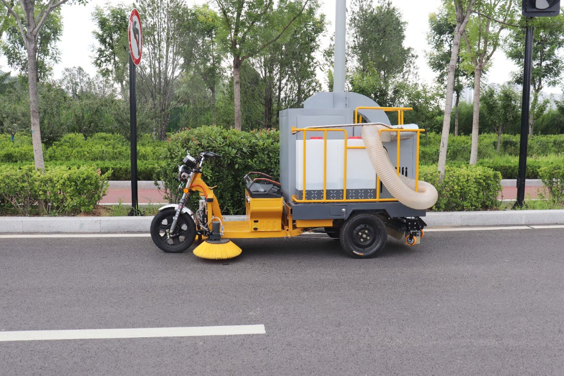 Small Tricycle Leaf Collector Oil-Electric Hybrid 500L Trash Capacity Leaf Suction Pick up Vehicle