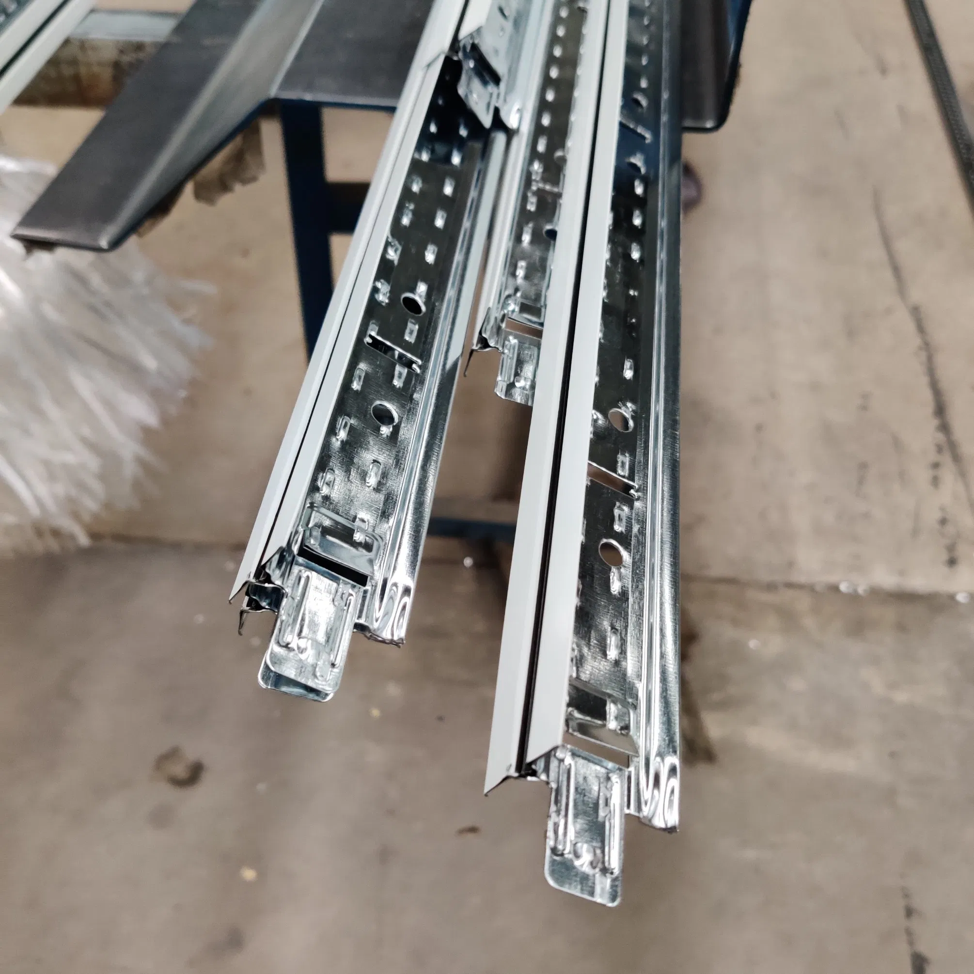 Черный потолочный профиль T-Grid для ПВХ и гипсокартона