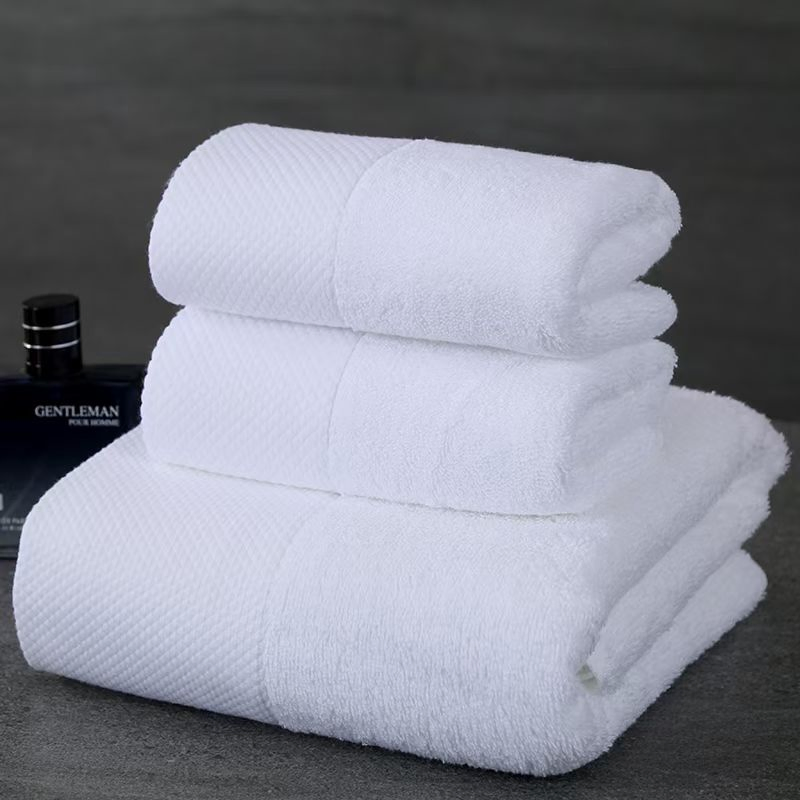 Pure Cotton Towel with Hotel Amenities for Guest Room Using