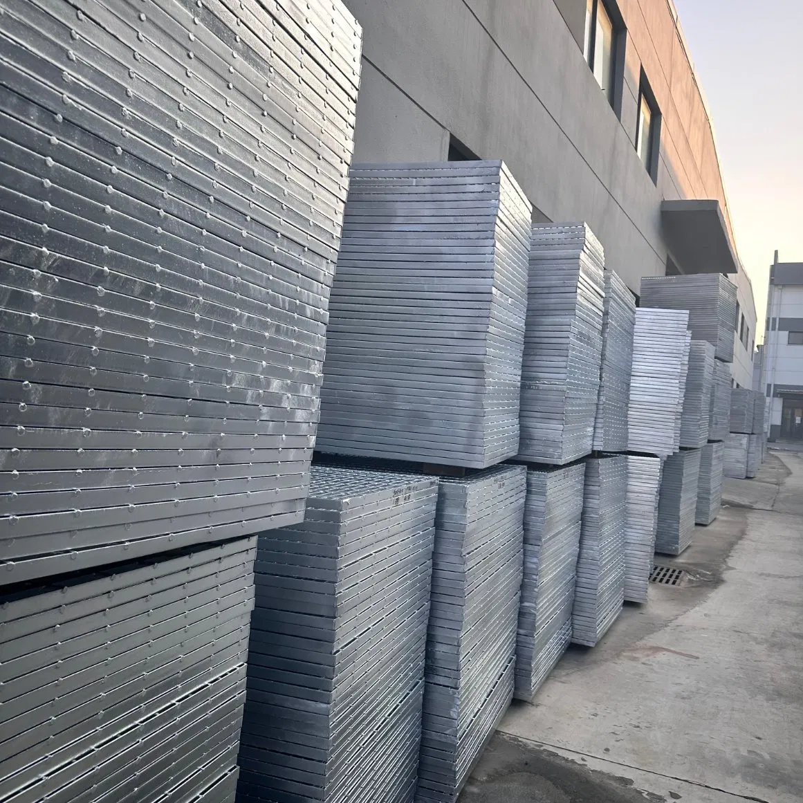 Rust-Proof Galvanized Steel Grating Platform Serrated Steel Grating