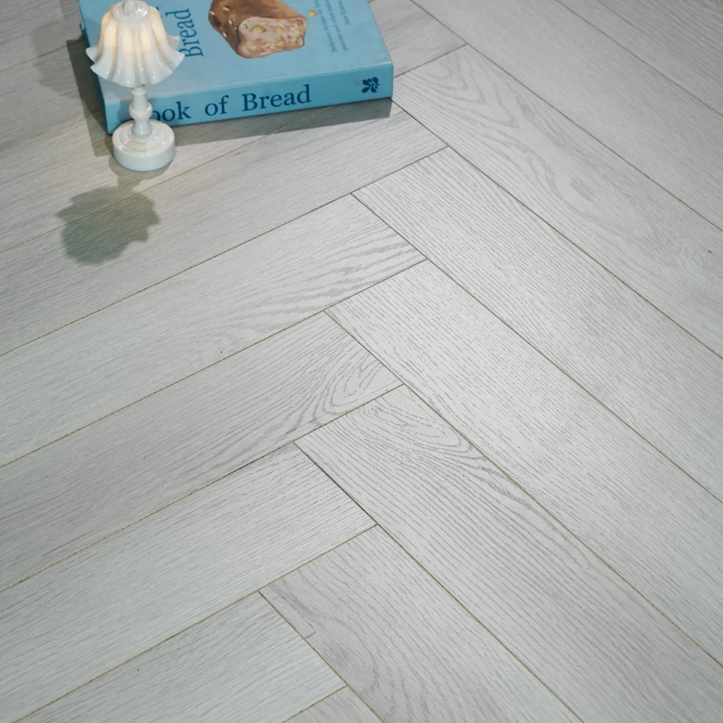 Customized Solid Wood Composite Flooring with Herringbone Pattern and Simple Wooden Flooring